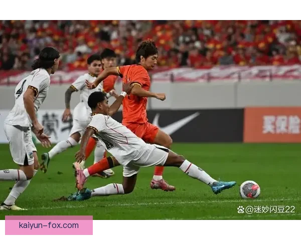 亚洲杯争议判罚引发热议，球迷对裁判判决状态持续关注
